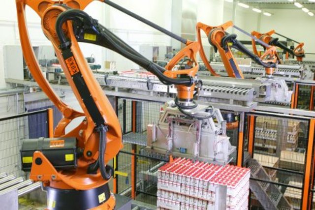 Imponse o uso de robots industriais nas grandes fabricas.