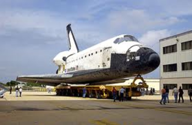 Columbia arrives at Kennedy Space Center