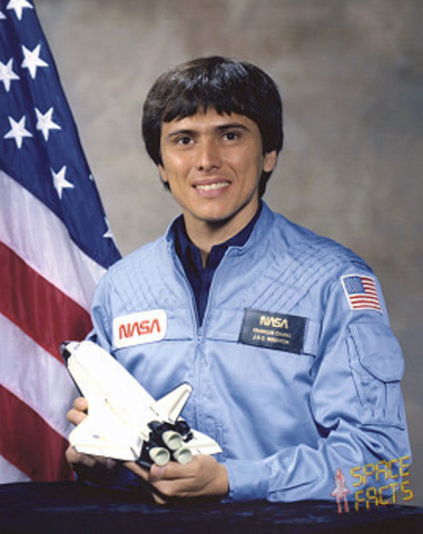 Elegido como astronauta oficial por la NASA