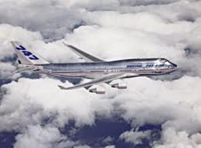 Boeing 747 replaces 707