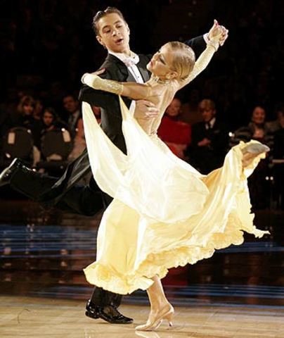 Foxtrot becomes a highly popular ballroom dance.