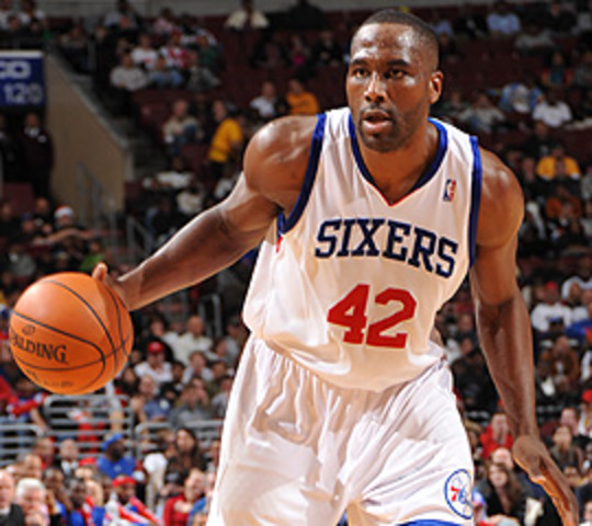 En el año mil novecientos y noventa nueve tenía 2 años. Elton Brand fue elegido por los Bulls de Chicago como el número uno del Draft de la.