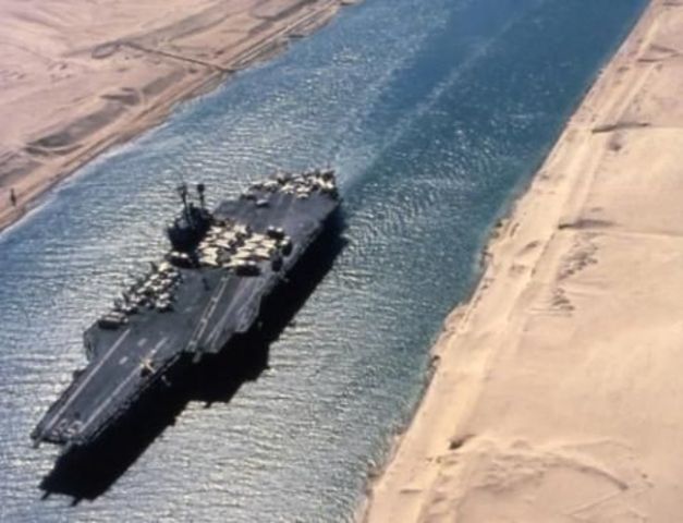 Francia construye el Canal de Suez.