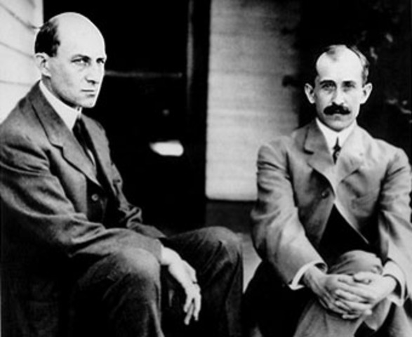 Los hermanos Wright realizan el primer vuelo con motor