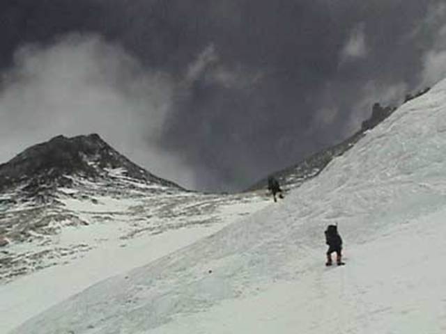 Hall and Fischer's teams leave Camp Two and begin to climb Lhotse Face