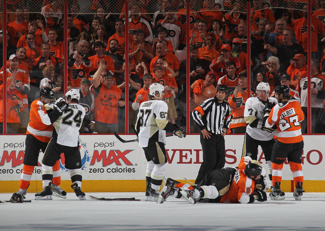 Flyers top Penguins in heated Game 3
