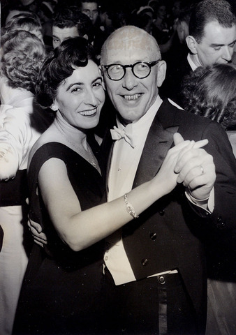 Genetic material can be transferred laterally between bacterial cells.