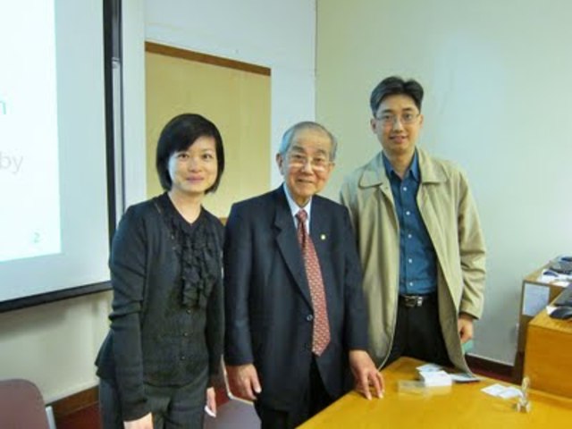 El Dr. Yoji Akao (centro), se centra en definir como funcionaria el QD.