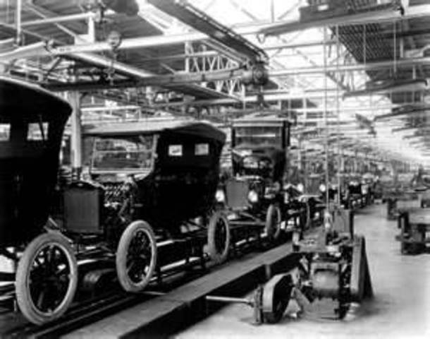 Henry Ford produces Model T cars
