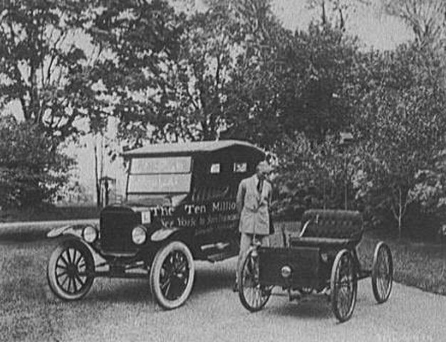 Henry ford Proyecto un modelo de automóvil y fundo su primera fábrica