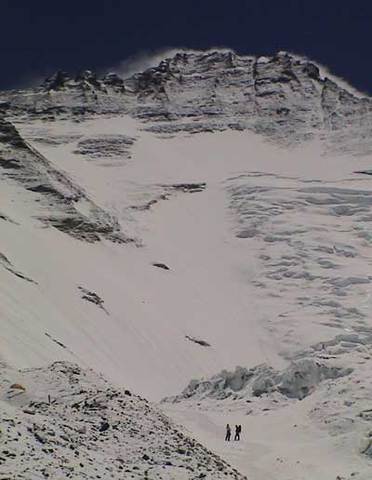 Left Camp 2 and started climbing the Lhotse Face