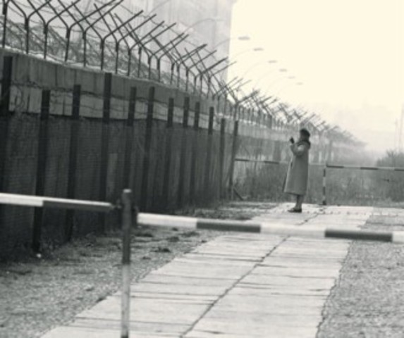 Berlin Wall is built