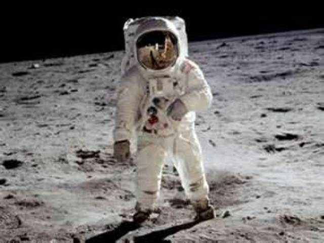 La llegada del hombre a la luna y su transmisión mundial vía satélite