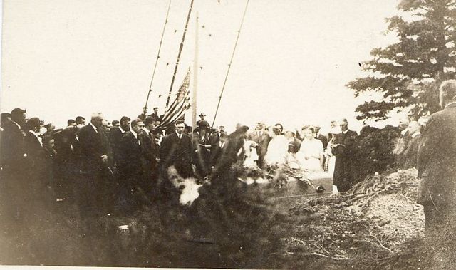 Alexander Graham Bell dies