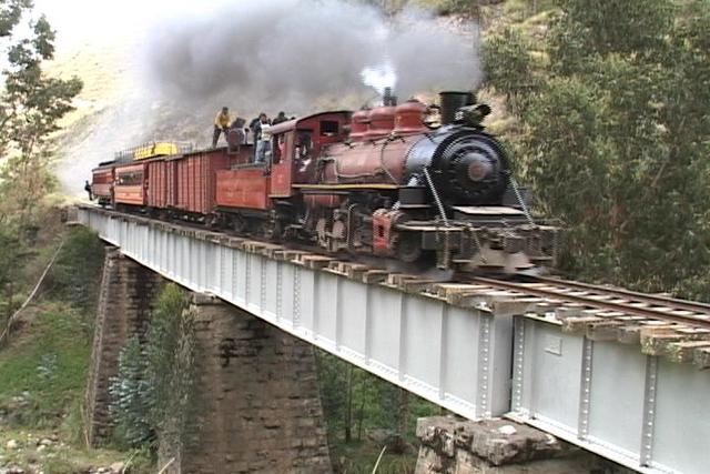 Es cuando empiesa el trabajo para los ecuatorianos por el temblor empiezan a construir carretera y 44km de ferrocarril
