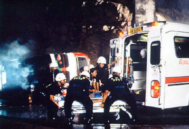 麥敬時醫生幫助受傷的人治療