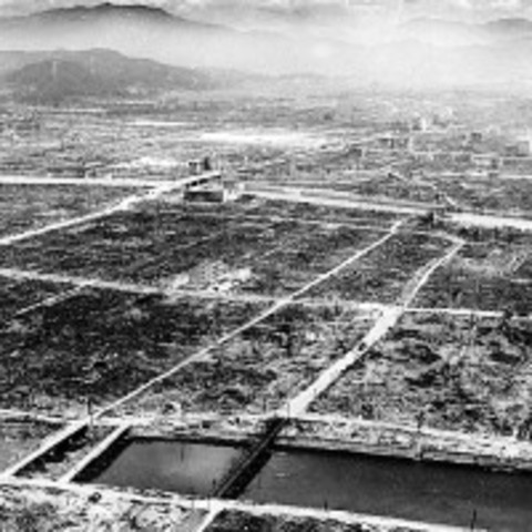 El bombardero norteamericano Enola Gay lanza la primera bomba atómica sobre Hiroshima (Japón)