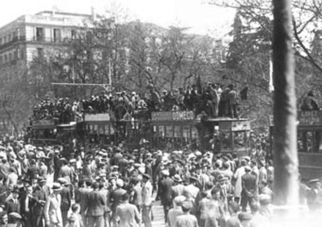 Alcalá Zamora disuelve las Cortes y convoca nuevas elecciones.