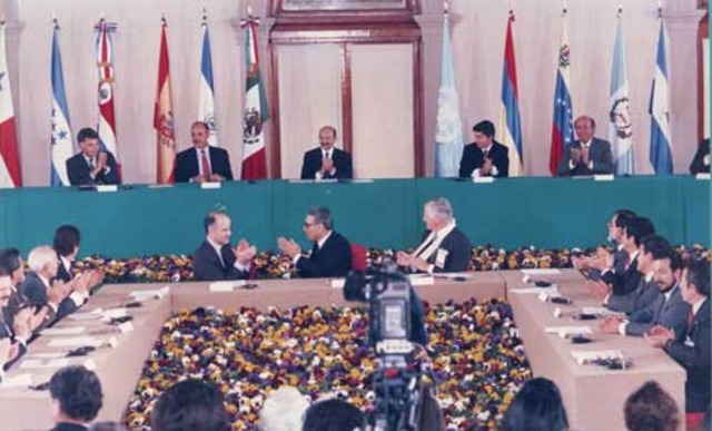 (16 de enero de 1992) Firma de los Acuerdos de Paz