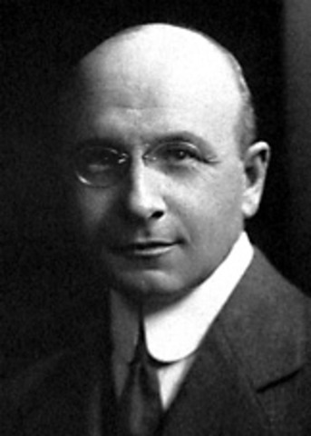 Alexis Carrel grows immortal chicken heart cells.