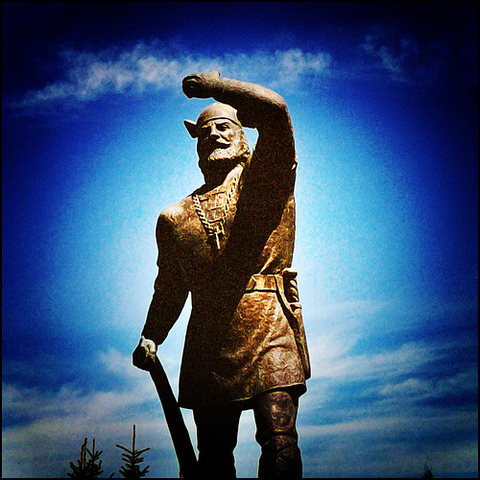 Leif Erikson (fils d'Erik le Rouge) explore les côtes de l'Amérique du Nord