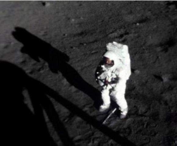Neil Armstrong llega a la Luna