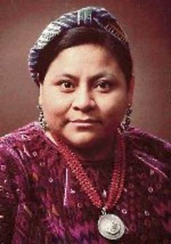 Rigoberta Menchú recibe el Premio Nobel de la Paz.