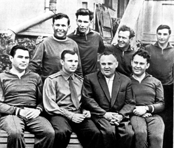 Первая группа из шести космонавтов в названном выше составе сдала экзамен на готовность к полету на космическом корабле «Восток»