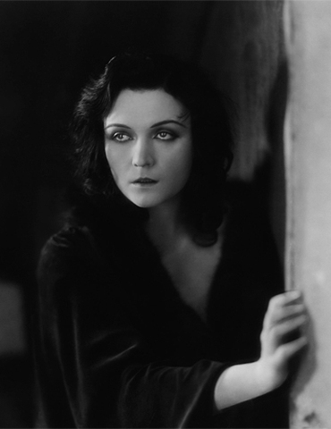 Pola Negri Signs Contract with Paramount