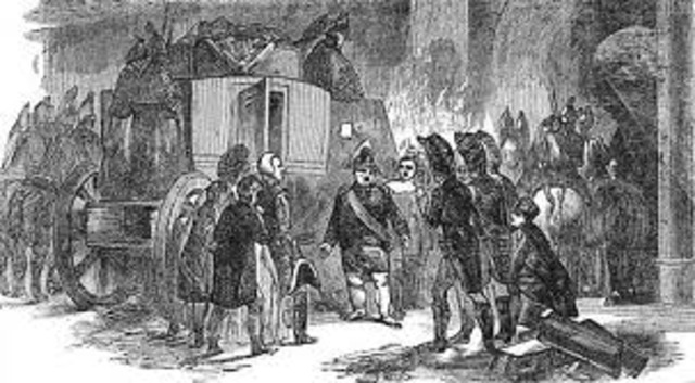 Luis XVI y Maria Antonieta tratan de escapar , pero son detendos y llevados de vuelta a  París