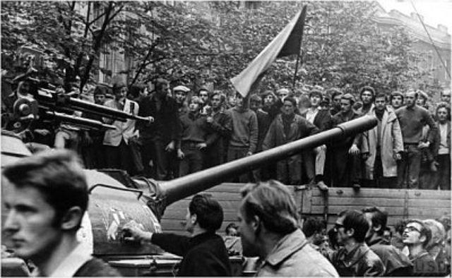 Checoslovaquia fué invadida por las tropas del pacto de Varsovia.