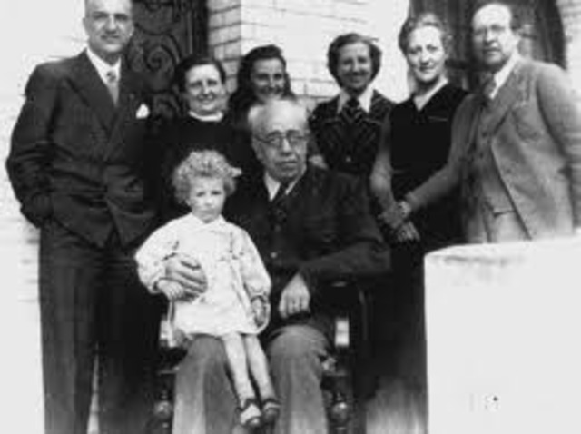 Manuel Azaña se hizo cargo de la jefatura de un gobierno de alianza entre republicanos.