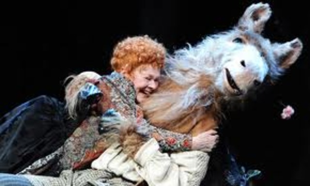 Titanian spots Bottom and falls in love with him