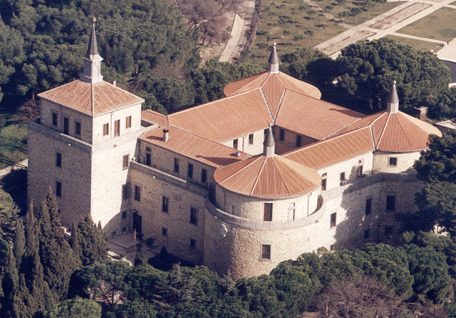 Es sino hasta 1747 cuando tiene lugar la fundación de la primera escuela de ingenieros del mundo