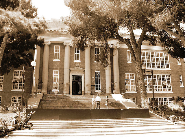 Se construye la escuela Álvaro Obregón.