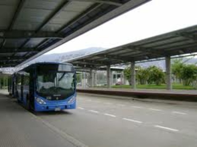 Salida de bus publico en la calle 5
