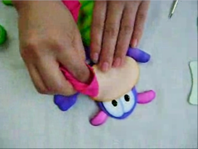 Se ilumina el rostro del muñeco