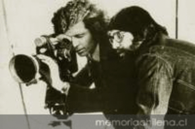 Los pioneros del espectáculoSiglos antes, en algunos casos desde la antigüedad, ya los filósofos, científicos e inventores habían puesto en práctica sus descubrimientos al servicio de la imagen. La cámara oscura se conocía desde siempre, aunque en su var