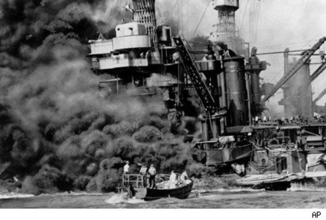Japón bombardea Pearl Harbor