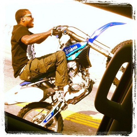 A Wheelie un bicicleta de barro