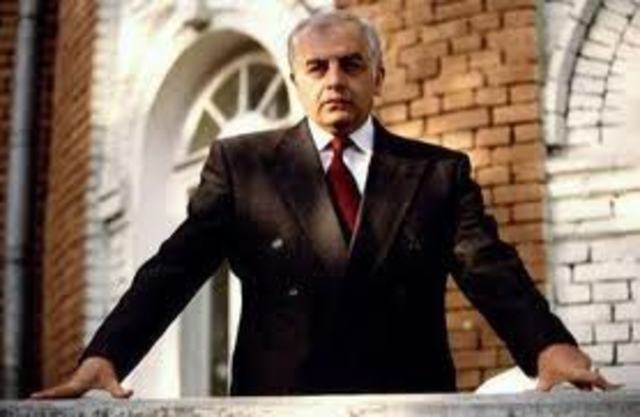 Gamsakhurdia returns to start an uprising