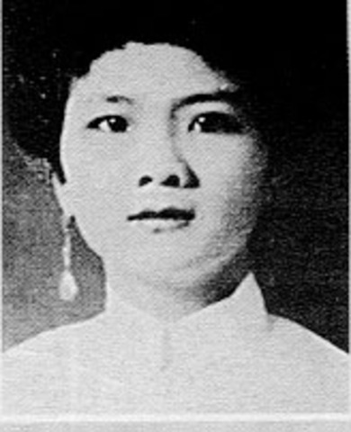 May-ying arrives ,as a concubine for Chan Sam, in Vancouver