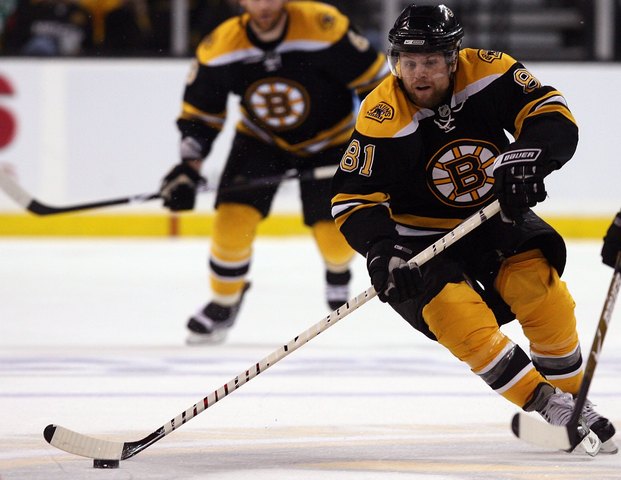 Leafs trade for Kessel, sign him to contract