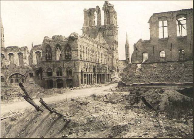 Los alemanes emplean gases en el frente de Ypres.