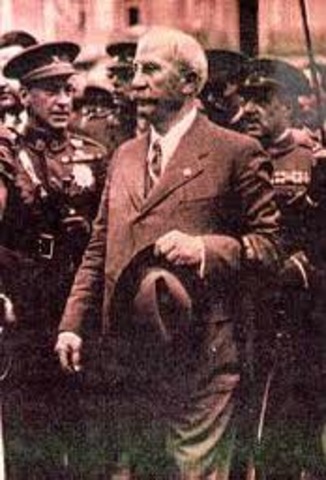 Dimisión de Lerroux.