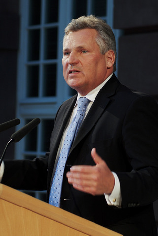 Kwasniewski re-elected