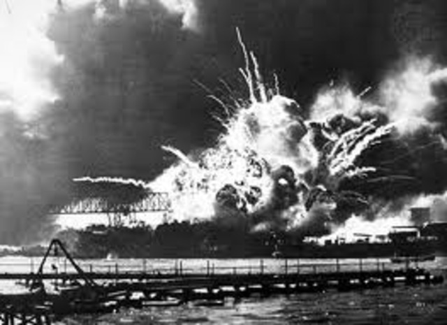 Japón bombardea Pearl Harbor.