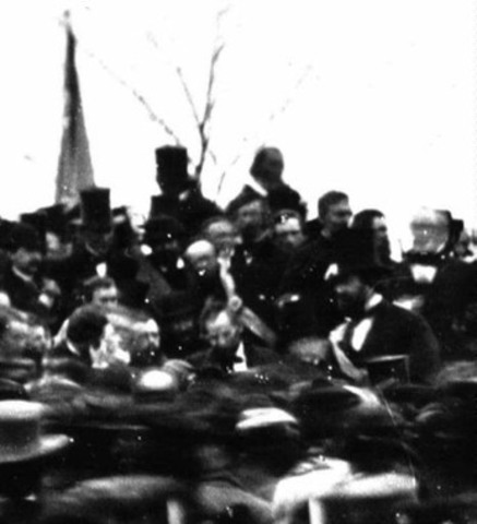 Lincoln delivers Gettysburg Address