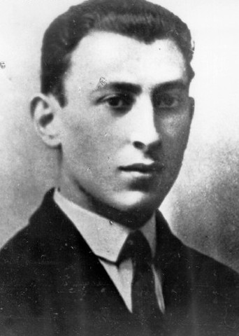 Yitzchak Wittenberg commits suicide in front of Gestapo