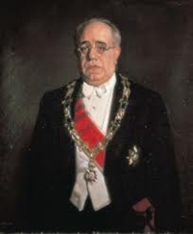 Manuel Azaña comienza la reforma del Ejército.